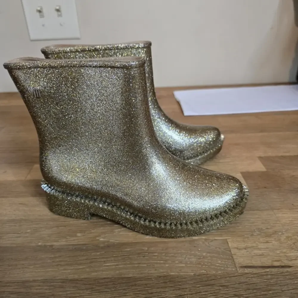 🔴 3/$15 Melissa Rain Drop Jelly Boot – Gold Glitter Waterproof Statement 5 US